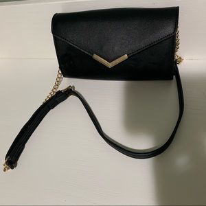 Urban expressions crossbody clutch